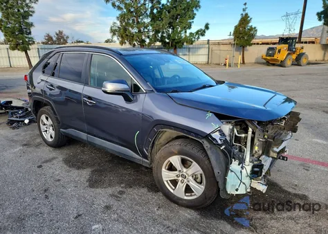 2019 Toyota Rav4 Xle z USA, uszkodzony, nr VIN JTMW1RFV0KD028956